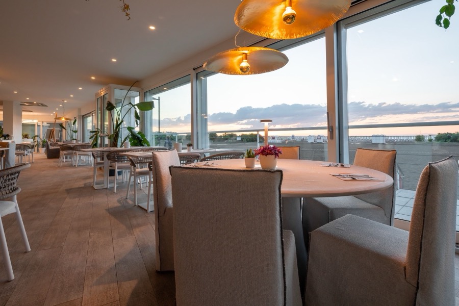 La sala dell'Hotel Stellamare a Caorle al tramonto